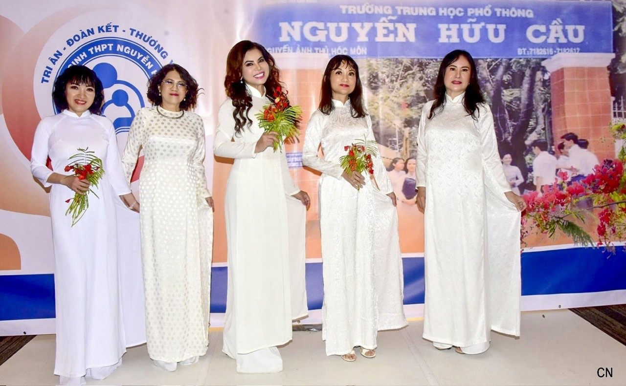5c-hoa-hau-kim-hong-va-cac-ban-2-1753355540.jpg
