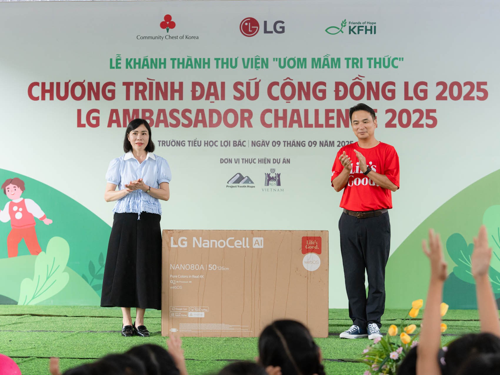 h2-lg-trao-tang-tv-1757652155.jpg