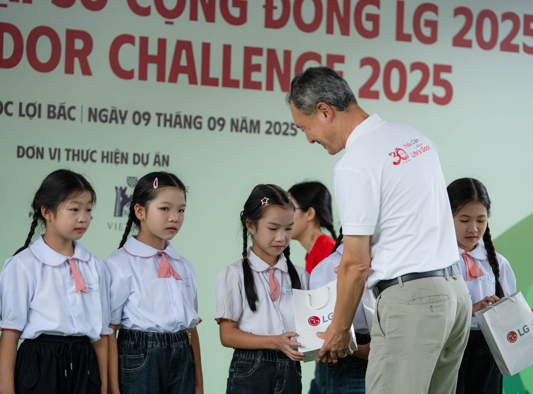 h7-lg-trao-tang-phan-qua-1757652182.jpg