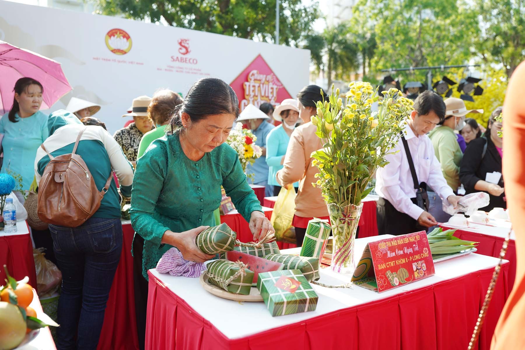 h10-nguoi-dan-vinh-long-tham-gia-cuoc-thi-mam-qua-1770390030.jpg