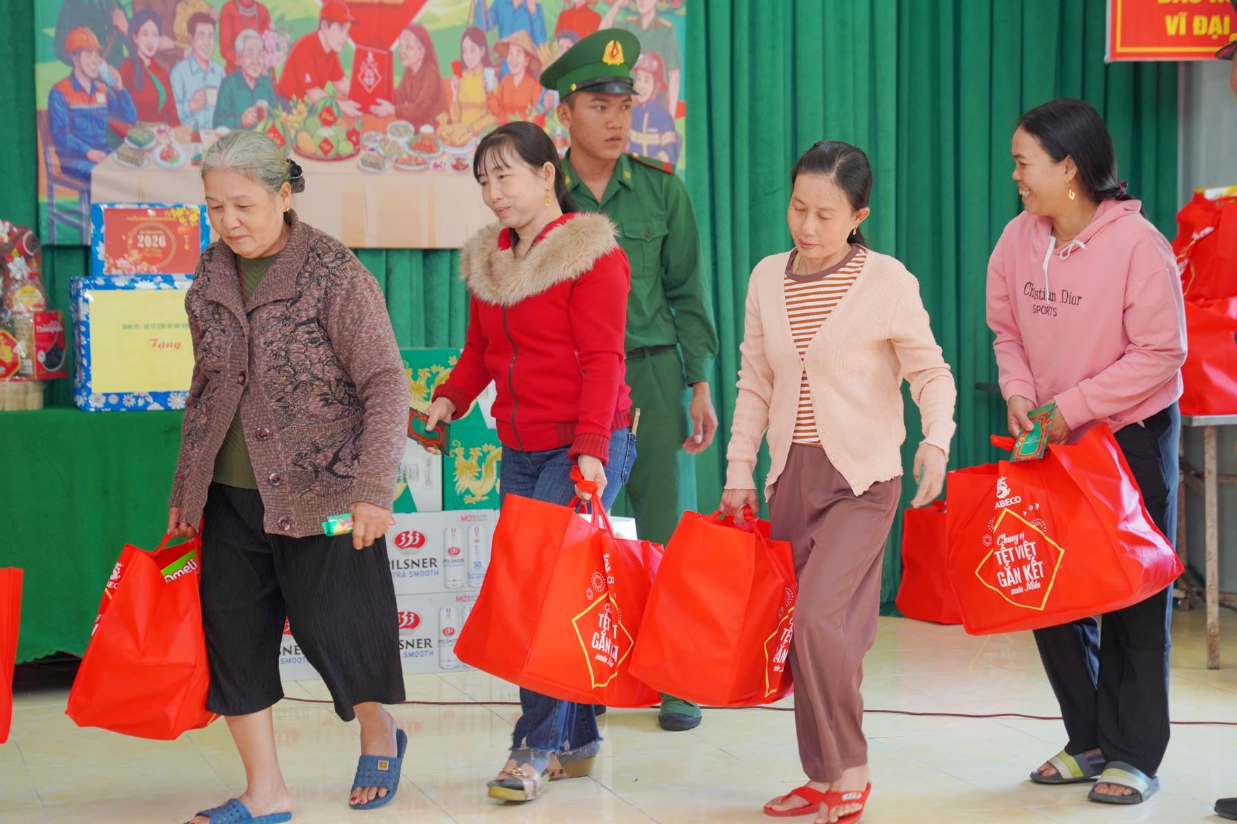 h17-nguoi-dan-vui-mung-khi-nhan-qua-1770390257.jpg
