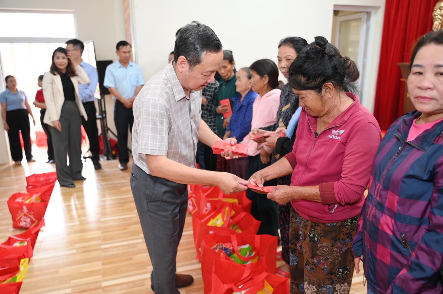h2a-dai-dien-sabeco-trao-tang-1770685044.jpg