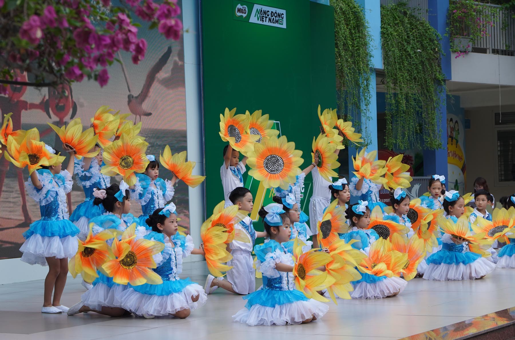 h4-cac-em-nho-trinh-dien-1778500144.jpg