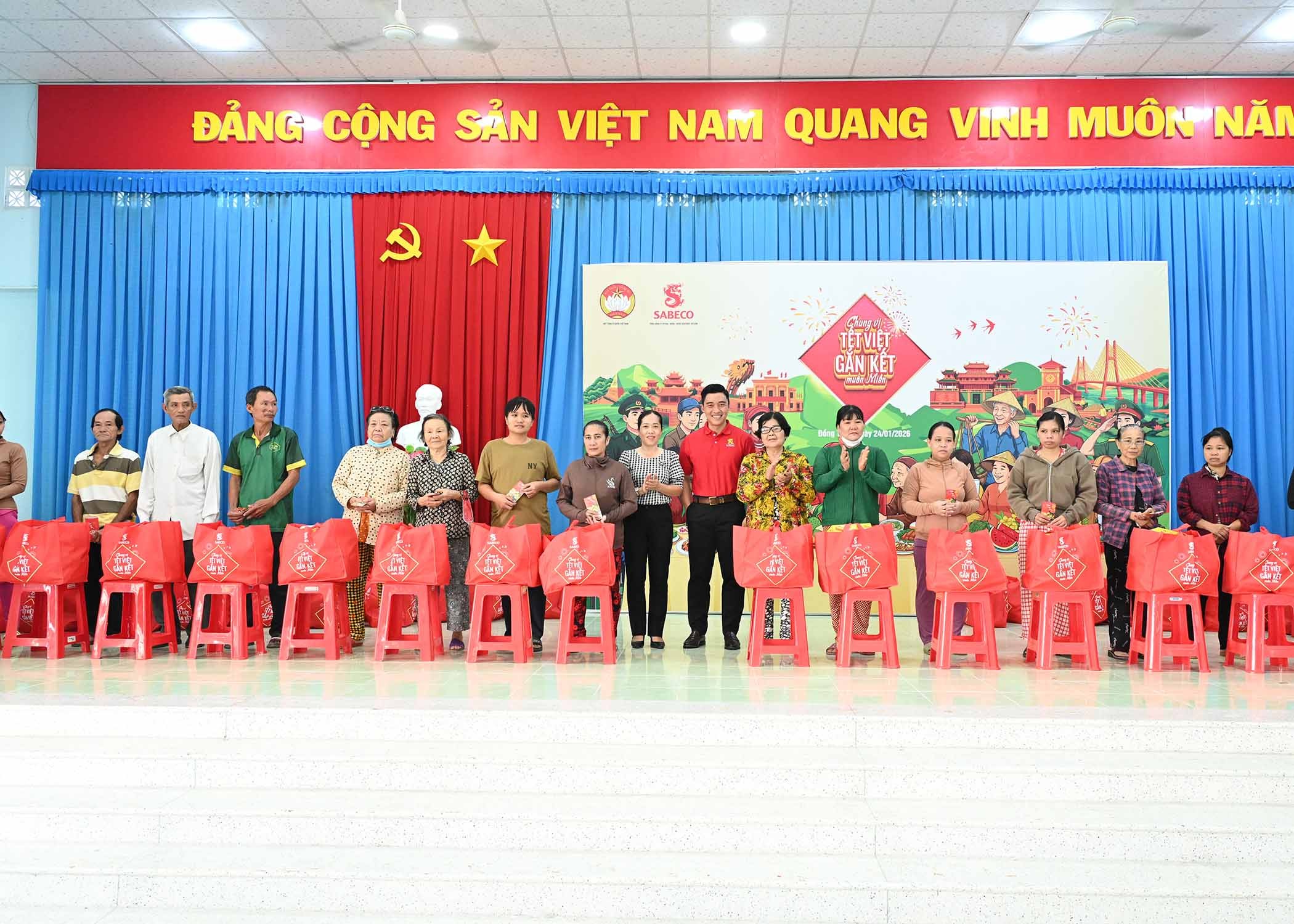 h1-sabeco-phoi-hop-voi-uy-ban-tw-mttqvn-va-chinh-quyen-dia-phuong-trao-tang-300-phan-qua-cho-xa-tan-thoi-va-xa-tan-phu-dong-tinh-dong-thap-1769352274.jpg