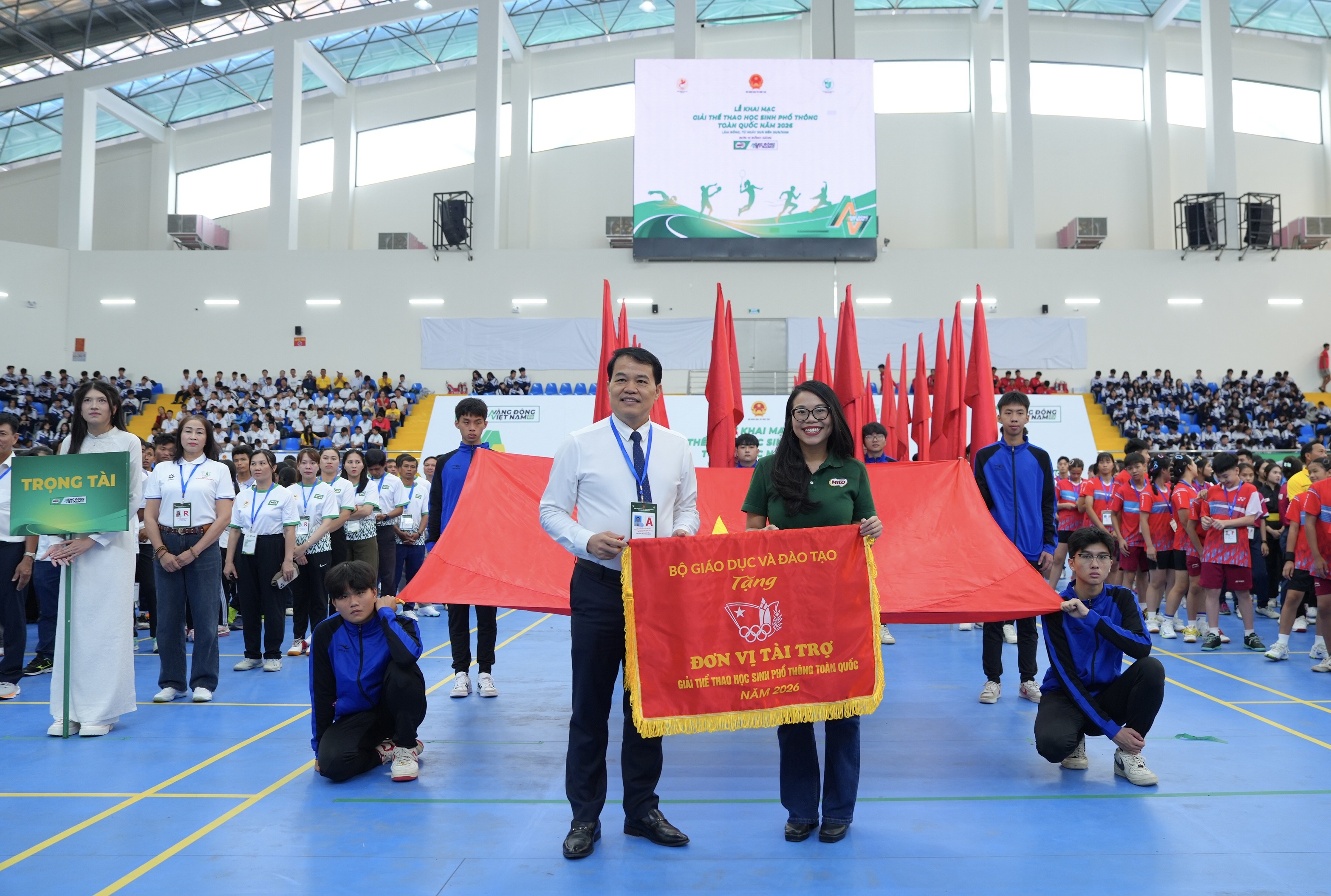 dai-dien-nhan-hang-nestle-milo-va-dai-dien-bo-giao-duc-va-dao-tai-buoi-le-khai-mac-giai-dau-1782202291.jpeg