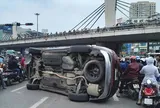 Vụ xe ô tô lật nghiêng trên đường phố: Tài xế dương tính với ma túy
