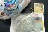 Đang đi dạo biển, nhóm bạn trẻ nhặt được vàng và tiền mặt gần 40 triệu đồng