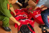 Bày bán 7 bộ quần áo Manchester United, tiểu thương Hoàng Thị Hường bị xử phạt