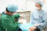 Dùng hàm giả nhiều năm, người phụ nữ 64 tuổi xuất hiện dấu hiệu "lạ"
