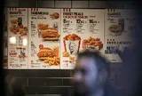 Lần đầu tiên sau 40 năm, KFC đổi nhà cung cấp nước ngọt thành Coca-Cola, loại bỏ PepsiCo