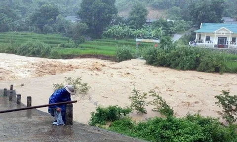 Mưa lớn khiến nước lũ dâng cao, xã biên giới Thanh Hóa khẩn cấp sơ tán dân