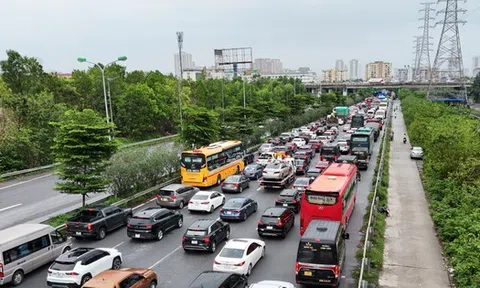 Mưa tầm tã cả ngày, cao tốc Pháp Vân - Cầu Giẽ ùn tắc nhiều giờ