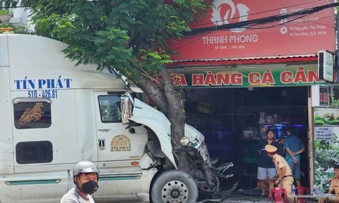 Hoảng hồn khi đang ăn sáng trong cửa hàng, xe container húc văng dải phân cách lao thẳng tới