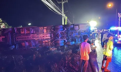 Xe ô tô khách lao như tên bắn rồi lật úp, 30 người ngồi trong xe đập cửa hoảng loạn