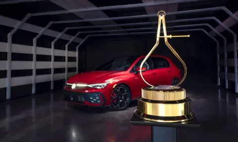 Volkswagen Golf GTI/R nhận danh hiệu chiếc xe của năm 2026 1