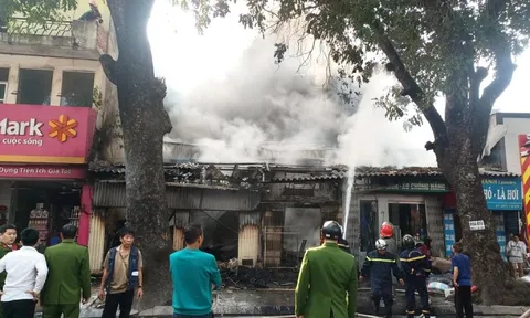 Đang cháy lớn tại dãy nhà trên phố Lò Đúc, Hà Nội