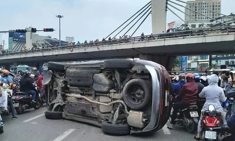 Vụ xe ô tô lật nghiêng trên đường phố: Tài xế dương tính với ma túy
