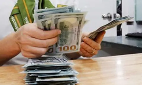 Tỷ giá USD chợ đen tăng vọt lên gần 27.400 đồng, Ngân hàng Nhà nước tiếp tục hút về lượng lớn VND