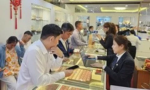 Tối 12-4, giá vàng miếng SJC thấp hơn vùng đỉnh trên 18 triệu đồng, chưa vội mua vào?