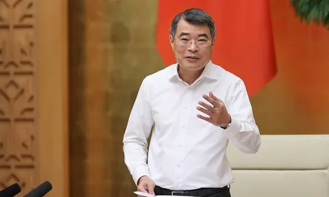 Thủ tướng: Tạm thời giữ ổn định giá dịch vụ y tế, giáo dục