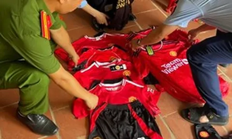 Bày bán 7 bộ quần áo Manchester United, tiểu thương Hoàng Thị Hường bị xử phạt