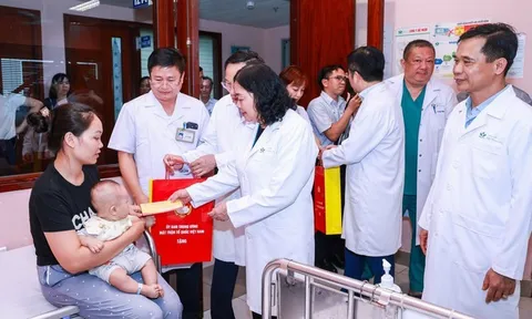 Chủ tịch Bùi Thị Minh Hoài thăm, tặng quà cho bệnh nhi dịp Tết Trung thu