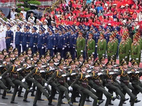 Hàng vạn người đội mưa tham gia diễu hành chào mừng 70 năm Ngày giải phóng Hải Phòng