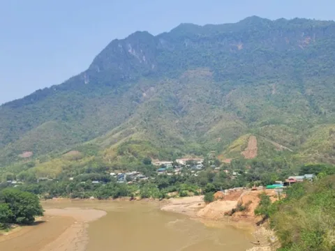 Nhận bộ bàn ghế của "cát tặc", nguyên trưởng công an huyện bị khởi tố