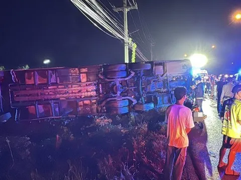Xe ô tô khách lao như tên bắn rồi lật úp, 30 người ngồi trong xe đập cửa hoảng loạn