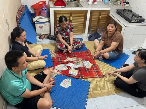 Phát hiện hành vi bất chính của 4 người phụ nữ và gã trai tại khu vực nhà bếp