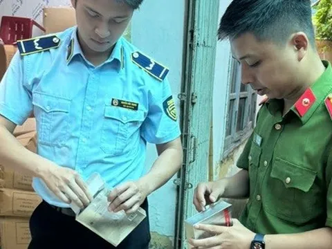 Lật tẩy kho mặt nạ Lucenbase nhập lậu giữa Thủ đô: 15.000 sản phẩm không rõ nguồn gốc