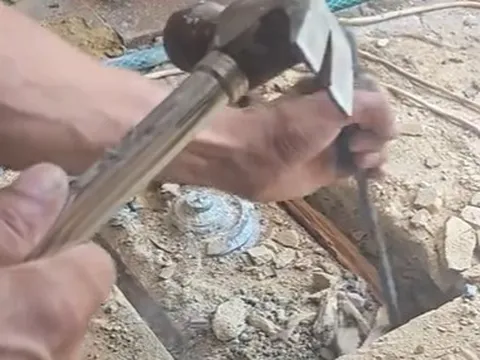 Phát hiện két sắt bí ẩn dưới sàn nhà vợ chồng trẻ "sốc nặng" khi nhìn thấy thứ bên trong