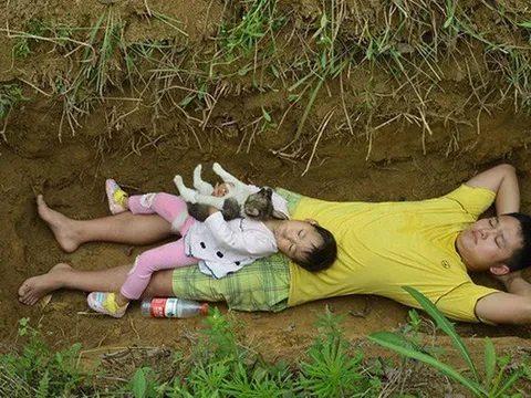 Cô bé từng được bố đào huyệt để "làm quen cái chết", 8 năm sau sống cuộc đời mới