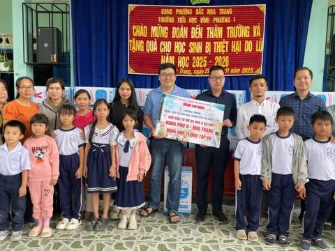 Chương trình “Triệu tập vở cho học sinh vùng bị thiên tai”: Tiếp sức học sinh vùng lũ đến trường