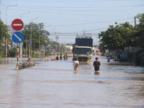 Quốc lộ 1 qua Lâm Đồng tiếp tục ngập sâu, giao thông nhiều nơi tê liệt