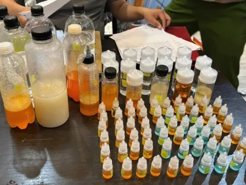 Pha chế tinh dầu ma túy bán cho con nghiện, nhóm thanh niên bị bắt