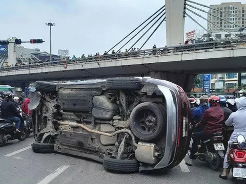 Vụ xe ô tô lật nghiêng trên đường phố: Tài xế dương tính với ma túy