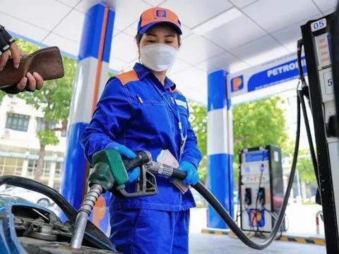 Giá xăng giảm về dưới 20.000 đồng một lít