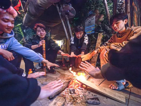 Hà Nội rét kỷ lục đầu mùa: Người lao động co ro bên bếp lửa suốt đêm