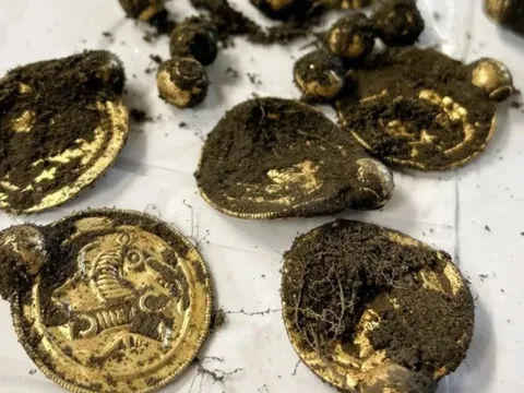 Đang đi chơi, người đàn ông nhặt được "kho báu" vàng