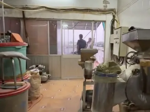 CLIP: Bên trong xưởng chế biến "thuốc đông y" Công an TPHCM vừa triệt phá