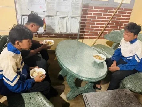 Ba thiếu niên trên một xe máy, không đội mũ bảo hiểm, bỏ nhà đi 250 km