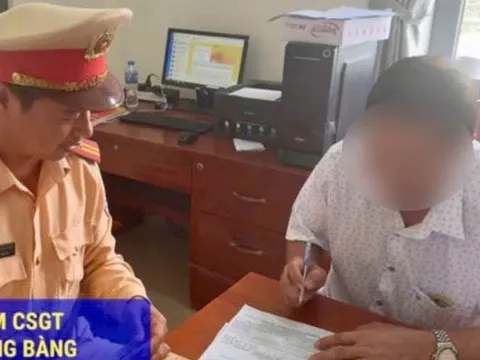 Tây Ninh xử phạt tài xế xe đưa rước công nhân không đóng cửa