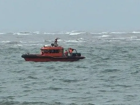 Sóng lớn đánh chìm thuyền ở cửa Gianh, một ngư dân mất tích