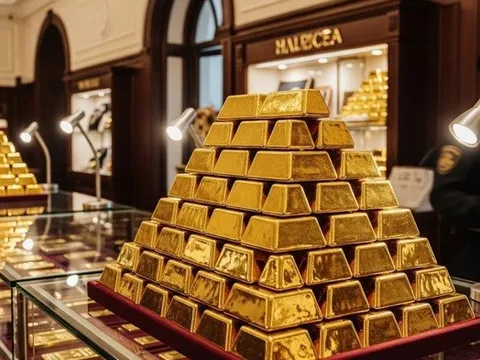 Giá vàng chiều nay (18/3): Chốt ngày, vàng trong nước bất động, người dân lại xếp hàng chờ mua vào