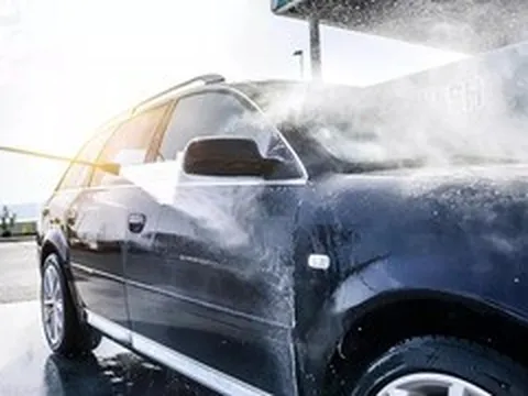 Cách vệ sinh ô tô để tránh ẩm mốc