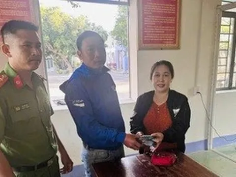 Nhặt được 74 triệu đồng, nhân viên tiếp thị tìm người trả lại