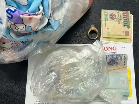 Đang đi dạo biển, nhóm bạn trẻ nhặt được vàng và tiền mặt gần 40 triệu đồng