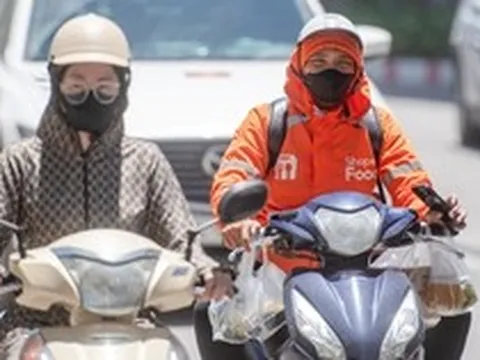 Hà Nội nắng như rang, shipper vừa chạy đơn vừa tấp vào bóng râm hồi sức