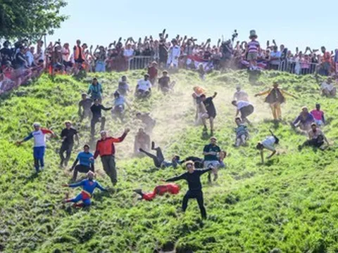 Lăn phô mai: Cuộc đua kỳ quặc và nguy hiểm bậc nhất hành tinh